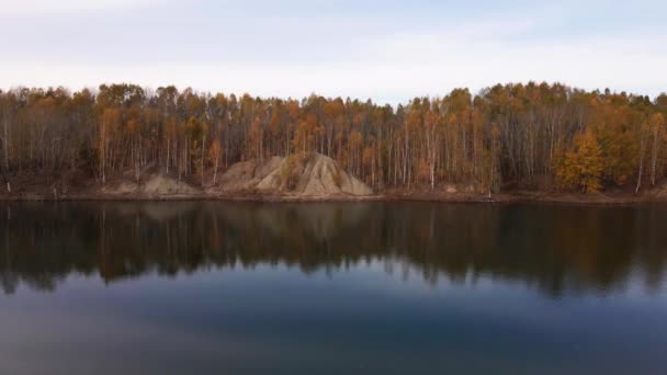 Widok Góry Kamera Przelatuje Nad Spokojnym Pięknym Jeziorem Kierunku Jesiennych — Wideo stockowe