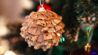 Noel canlı yayında. Yeni yıl oyuncağı. Yeni yıl ağacına koni şeklinde bir Noel ağacı oyuncağı asılır. Noel süslemeleri