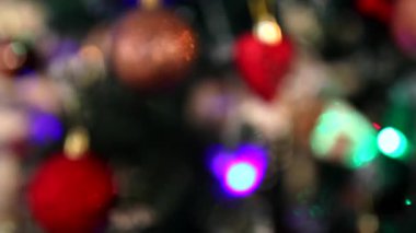 Yeni yıl teması. Odaklanamıyorum. Yeni yıl ablası yeni yıl ağacında parıldıyor.