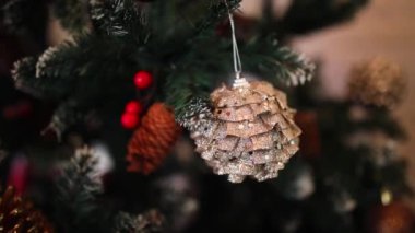 Noel canlı yayında. Yeni yıl oyuncağı. Yeni yıl ağacına koni şeklinde bir Noel ağacı oyuncağı asılır. Noel süslemeleri