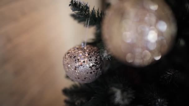 Neujahrsmotto Schuss Aus Dem Fokus Makroschießen Weißes Weihnachtskugelspielzeug Baumelt Einem — Stockvideo
