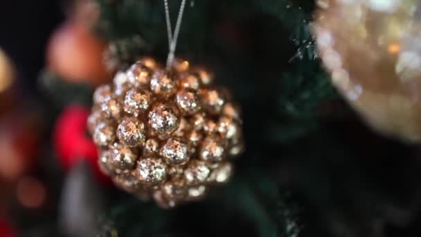 圣诞现场背景 新年的玩具 圣诞树上挂着一个银球形状的圣诞树玩具 — 图库视频影像