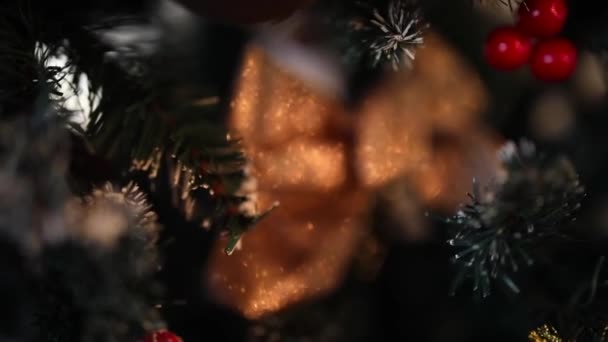 圣诞现场背景 新年的玩具 宏观射击 摄像机穿过圣诞树的针头 以凸起弓的形式移动到玩具上 — 图库视频影像