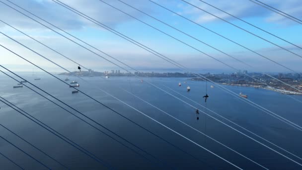 Ghiaccio Cavi Sul Ponte Russo Dopo Pioggia Gelida Telecamera Appesa — Video Stock