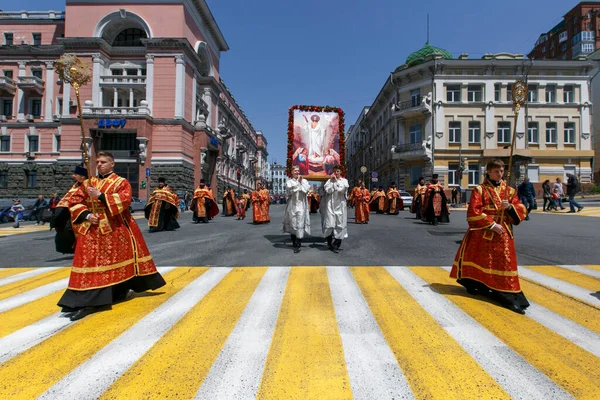 2016年春 俄罗斯符拉迪沃斯托克 在符拉迪沃斯托克的复活节宗教游行 在城市街道上举行的东正教游行中 牧师们手里拿着一个大的图标 — 图库照片