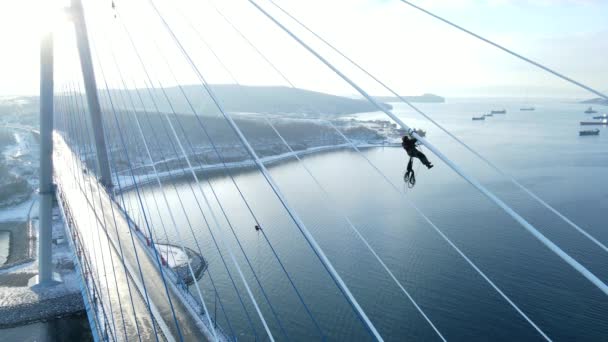 Utsikt Uppifrån Den Isiga Ryska Bron Vladivostok Över Östra Bosporen — Stockvideo