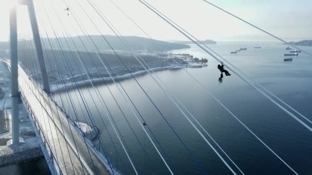 Ijzige Russische Brug Oostelijke Bosporus Vladivostok Een Klimmer Reinigt Kabels — Stockvideo