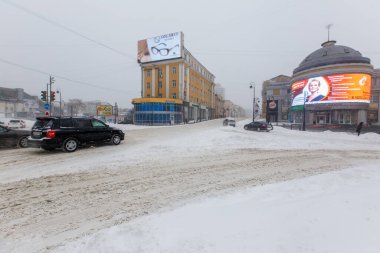 Ocak 2016 - Vladivostok, Rusya - Vladivostok 'ta yoğun kar yağışı. Vladivostok 'un merkez caddeleri boyunca arabalar kar yağışı sırasında sürüyorlar.