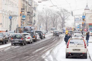 Ocak 2016 - Vladivostok, Rusya - Vladivostok 'ta yoğun kar yağışı. Vladivostok 'un merkez caddeleri boyunca arabalar kar yağışı sırasında sürüyorlar.