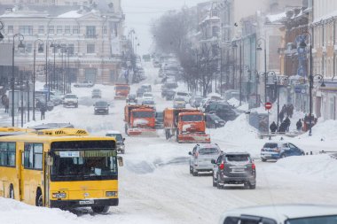 Ocak 2016 - Vladivostok, Rusya - Vladivostok 'ta yoğun kar yağışı. Vladivostok 'un merkez caddeleri boyunca arabalar kar yağışı sırasında sürüyorlar.