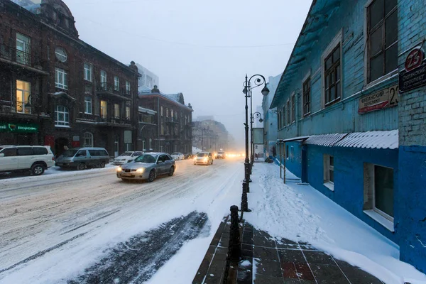 Januari 2016 Vladivostok Ryssland Kraftigt Snöfall Vladivostok Bilar Kör Snöfall — Stockfoto