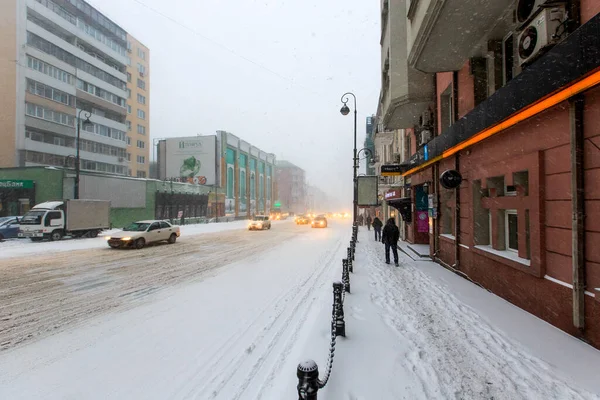 January 2016 Vladivostok Russia Heavy Snowfall Vladivostok Cars Drive Snowfall — Stock Photo, Image