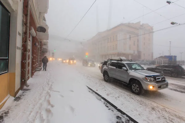 January 2016 Vladivostok Russia Heavy Snowfall Vladivostok Cars Drive Snowfall — Stock Photo, Image