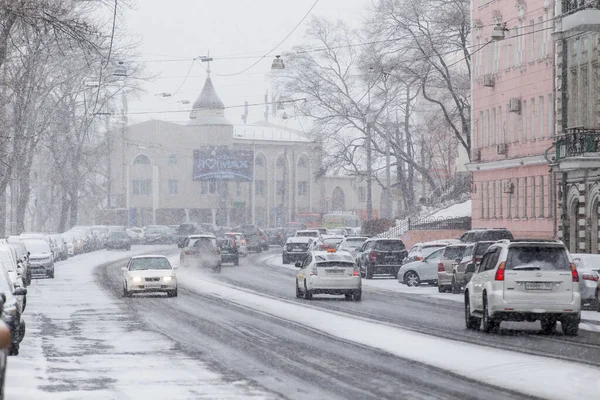 2016年1月 俄罗斯符拉迪沃斯托克 符拉迪沃斯托克大雪 在海参崴中央街道上的降雪过程中 汽车开着车 — 图库照片
