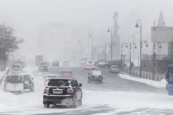 Январь 2016 Владивосток Россия Сильный Снегопад Владивостоке Автомобили Едут Время — стоковое фото