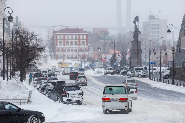 Januari 2016 Vladivostok Ryssland Kraftigt Snöfall Vladivostok Bilar Kör Snöfall — Stockfoto