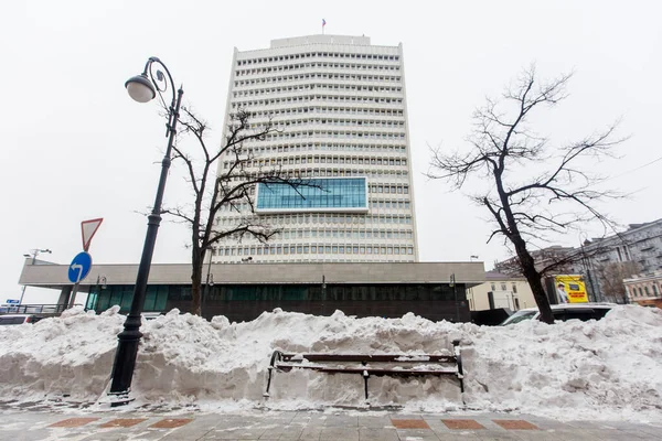 Январь 2016 Владивосток Россия Сильный Снегопад Владивостоке Огромный Сугроб Перед — стоковое фото