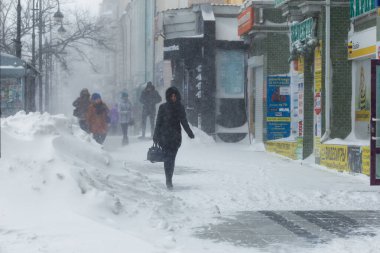 Ocak 2016 - Vladivostok, Rusya - Vladivostok 'ta yoğun kar yağışı. Şiddetli kar yağışında Vladivostok 'un karla kaplı merkez caddeleri