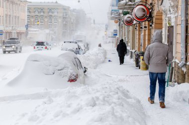Ocak 2016 - Vladivostok, Rusya - Vladivostok 'ta yoğun kar yağışı. Şiddetli kar yağışında Vladivostok 'un karla kaplı merkez caddeleri