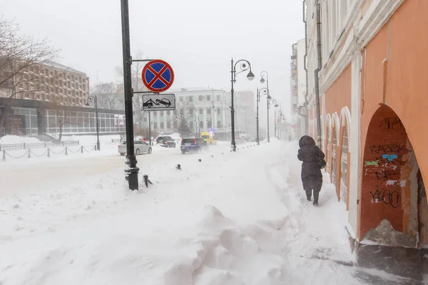 Januari 2016 Vladivostok Ryssland Kraftigt Snöfall Vladivostok Folk Går Längs — Stockfoto