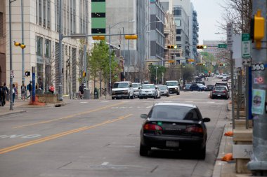 2016 baharında Austin, Teksas, ABD Teksas 'ın merkez caddeleri. Şehrin merkezindeki otoban. Teksas şehir merkezindeki yüksek binalar.