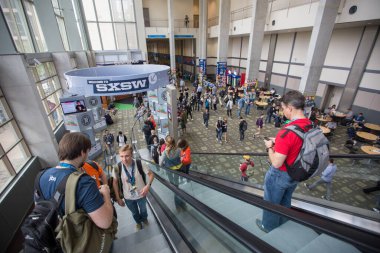 İlkbahar 2016 - Austin, Teksas, ABD - CXSV İcat Festivali. Ortak salondaki yenilikçi festivalin katılımcıları ve konukları.