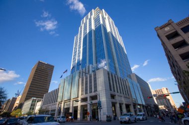 2016 baharında Austin, Teksas, ABD - Austin Central Street, şehir merkezinde. Texas şehir merkezindeki yüksek cam bina..