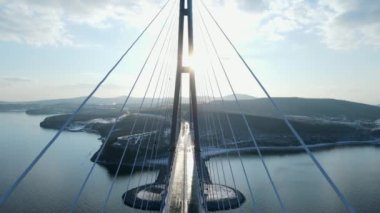 Yukarıdan bak. Kamera, Rus Köprüsü 'nün üzerinde buzlu adamları geçerek uçuyor. Vladivostok 'taki Doğu Boğazı' nda üstü kapalı bir köprü..