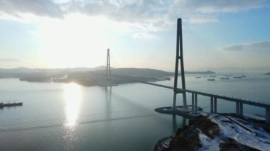 Yukarıdan bak. Doğu Boğazı 'ndaki Vladivostok' taki buzlu Rus köprüsü. Rus köprüsü kış mevsiminde gün batımında