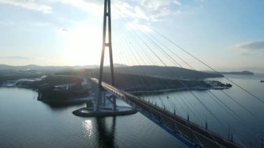 Yukarıdan bak. Rus köprüsü, Vladivostok 'taki kabloların buzlanması nedeniyle kapatıldı. Bir buz fırtınası sonucu trafiğin engellendiği köprüde bir kamyon devrildi. İyi akşamlar..