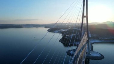 Rus köprüsü Doğu Boğazı 'ndan Rus adası Vladivostok' a kadar uzanıyor. Donmuş yağmurdan dolayı buzla kaplı boş Rus köprüsü. Yukarıdan görüntüle.