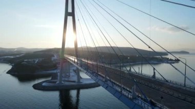 Rus köprüsü Doğu Boğazı 'ndan Rus adası Vladivostok' a kadar uzanıyor. Donmuş yağmurdan dolayı buzla kaplı boş Rus köprüsü. Kamera yola paralel uçuyor.