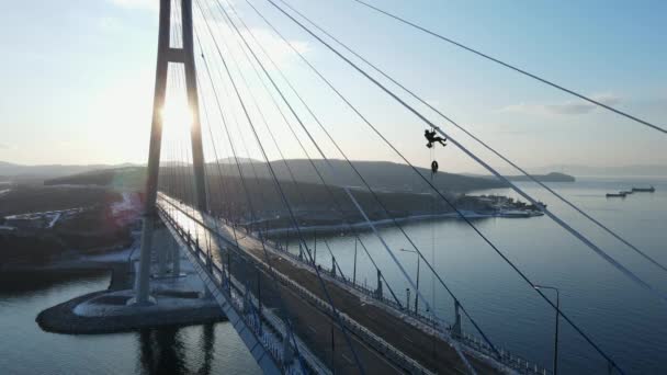 Widok Góry Kamera Startuje Obok Lodowatych Okryć Mostu Rosyjskiego Przemysłowego — Wideo stockowe