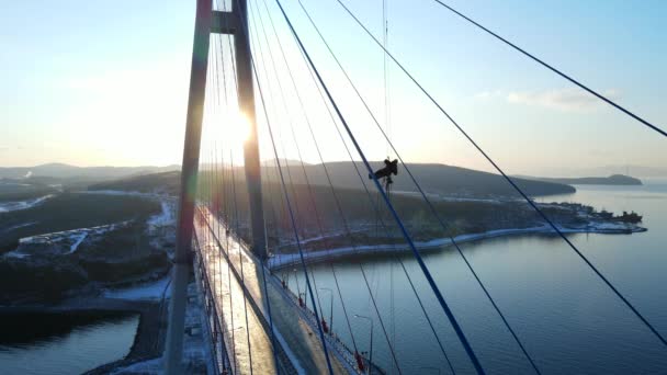 Vista Cima Ponte Russa Através Estreito Bósforo Oriental Vladivostok Alpinista — Vídeo de Stock