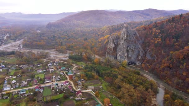 Vista Dall Alto Scogliera Alta Dersu Uzala Nel Villaggio Kavalerovo — Video Stock