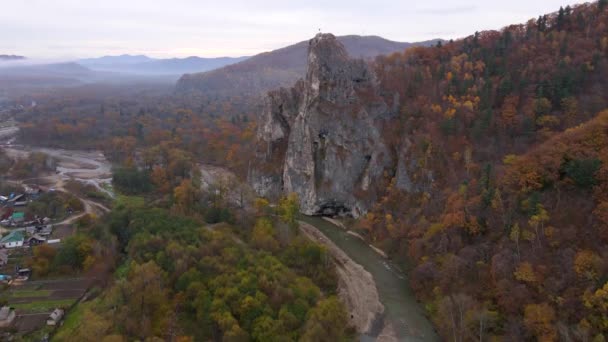 从上面看4K 位于海滨地区Kavalerovo村的Dersu Uzala岩 秋天的岩石 风景如画 背景是一个俄罗斯村庄和一片明亮的森林 — 图库视频影像