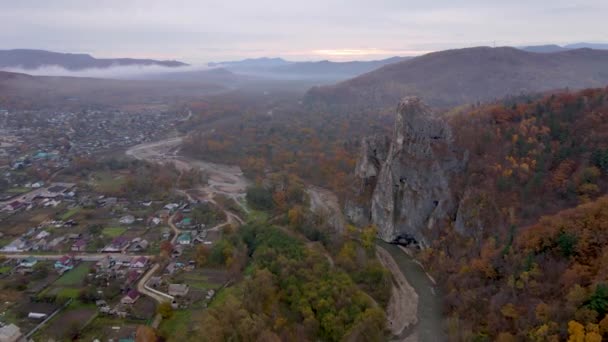 从上面看4K 位于海滨地区Kavalerovo村的Dersu Uzala岩 秋天的岩石 风景如画 背景是一个俄罗斯村庄和一片明亮的森林 — 图库视频影像