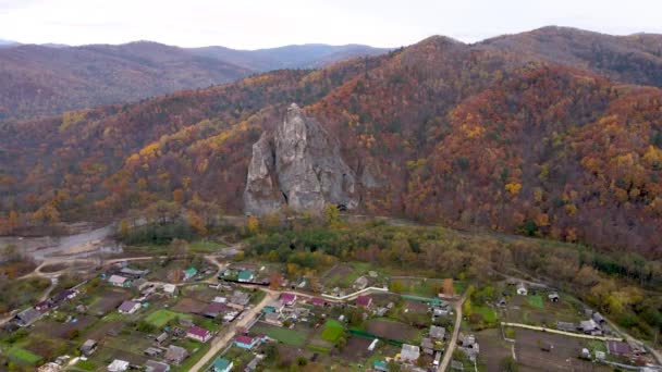 从上面看4K 位于海滨地区Kavalerovo村的Dersu Uzala岩 秋天的岩石 风景如画 背景是一个俄罗斯村庄和一片明亮的森林 — 图库视频影像