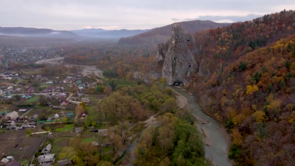 从上面看4K 位于海滨地区Kavalerovo村的Dersu Uzala岩 秋天的岩石 风景如画 背景是一个俄罗斯村庄和一片明亮的森林 — 图库视频影像