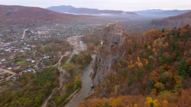 从上面看4K 位于海滨地区Kavalerovo村的Dersu Uzala岩 秋天的岩石 风景如画 背景是一个俄罗斯村庄和一片明亮的森林 — 图库视频影像