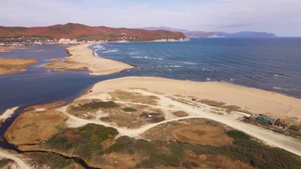 Vista Desde Arriba Una Amplia Playa Abigarrada Lava Mar Azul — Vídeo de stock