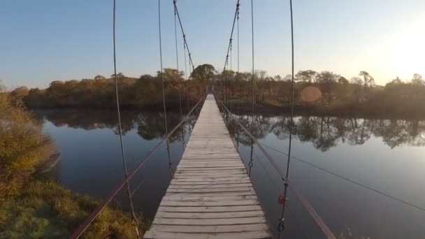 Живописный Подвесной Мост Через Реку Фоне Осеннего Леса Камера Медленно — стоковое видео