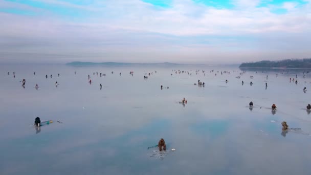 Schöne Aussicht Von Oben Viele Menschen Fischen Auf Dem Dünnen — Stockvideo