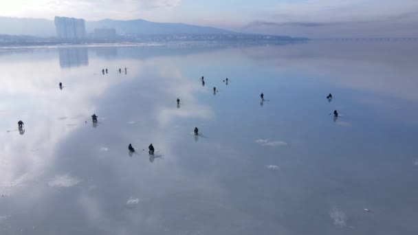 Vista Dall Alto Pescatori Siedono Sul Ghiaccio Sottile Nella Zona — Video Stock