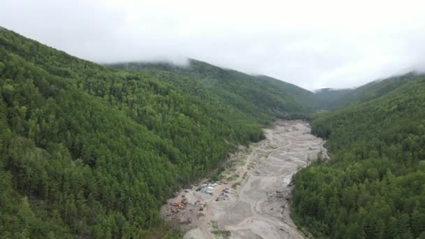 Вид Сверху Экологическая Катастрофа Камера Пролетает Над Ручьем Разрушенным Золотоискателями — стоковое видео