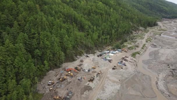 Widok Góry Brudna Rzeka Kopalni Pośród Zielonych Gór Katastrofa Ekologiczna — Wideo stockowe