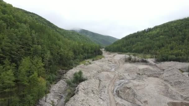 Widok Góry Katastrofa Ekologiczna Kamera Przelatuje Nad Strumieniem Zniszczonym Przez — Wideo stockowe