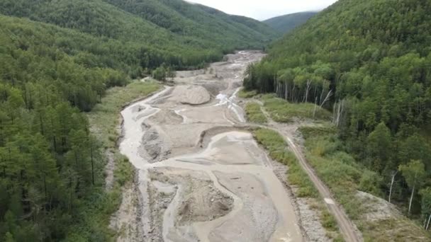 上からの眺め 生態学的大惨事 カメラは予約された場所の緑の丘の間の金の鉱山労働者によって破壊された流れの上を飛ぶ 俺のものだ 山の汚い川 — ストック動画