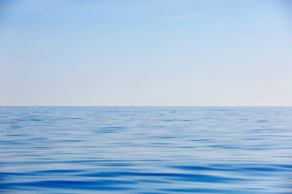 Живописное Голубое Спокойное Море Фоне Голубого Неба Морской Отдых — стоковое фото