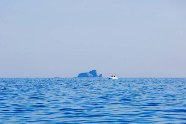 Barco Blanco Navega Tranquilo Porche Azul Sobre Telón Fondo Las — Foto de Stock
